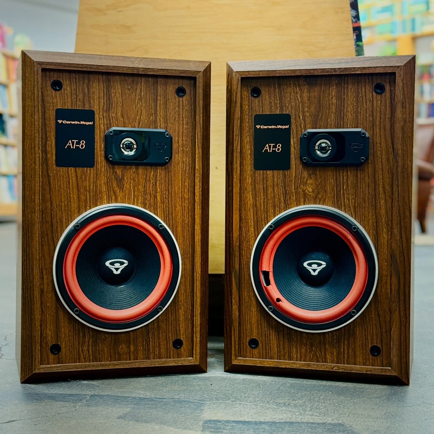 🎶 Vintage Sound Project 🎶
A beautiful pair of Cerwin-Vega AT-8 speakers — classic early 1990s American engineering known for that signature tight bass and bold midrange.
🪵 Featuring:
• Original walnut veneer cabinets in excellent condition
• Iconic red surrounds & clean grills
• One woofer with a tear (easy $50 replacement — a fun weekend fix!)
💥 These make for a perfect restoration project or plug-and-play setup for your vintage system.
Once repaired, these pairs typically value $250–$350, offered here for $125 for the pair.
🔊 Cerwin-Vega. Loud, proud, and built to last.
#vintageaudio #cerwinvega #hifiaudio #vintagespeakers #midcenturyaudio #audiophile #vintagestyle #bigstoryfinds #retroaudio #homestereo