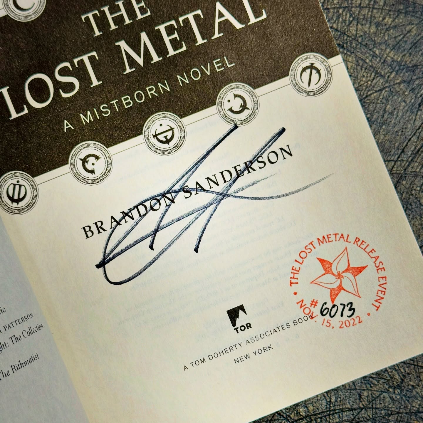⚡️Signed + Numbered Sanderson just landed! ❌SOLD❌
This limited Lost Metal release-event edition comes hand-signed, numbered (#6073), and stamped with the official 2022 release seal.
Mistborn fans… this is the real deal.
#BrandonSanderson #Mistborn #TheLostMetal #SignedEdition #NumberedEdition #CollectorBooks #FantasyBooks #Cosmere #IndieBookstore #BendOregon #BookCollectors #TorBooks
