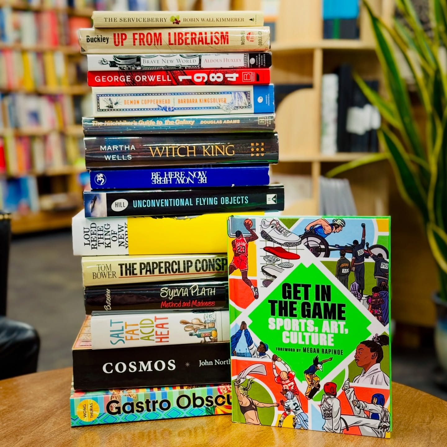 👀 Eye-catching new arrivals just landed at Big Story — and every single one is used!
A sharp little lineup of collectible, quirky, and fast-moving favorites:
📘 Up From Liberalism — First Printing
Notable because early Buckley printings are increasingly hard to find in clean condition, and firsts almost never walk through our doors.
🚀 The Hitchhiker’s Guide to the Galaxy — 1979 Book Club Edition
Notable because this early BCE predates the mass-market boom and is a great entry point for collectors who want that iconic 1979 look without first-edition prices.
🗡️ Witch King — Illumicrate Exclusive Signed Edition
Notable because Illumicrate runs vanish instantly when released — signed, special-color edges, and premium design. A gift-ready stunner.
📎 The Paperclip Conspiracy
Notable because this Cold War/WWII investigative classic has a cult following.
🍳 Salt, Fat, Acid, Heat — Used!!
Notable because it rarely shows up pre-owned — and when it does, it’s gone within hours. One of the most sought-after modern cookbooks.
Come snag these while they last — Big Story magic is in the hunt. ✨
#UsedBooks #Bookstagram #BendOregon #BookHunt #RareBooks #CollectorEdition #BookFinds #ShopLocalBend #ReadersOfInstagram