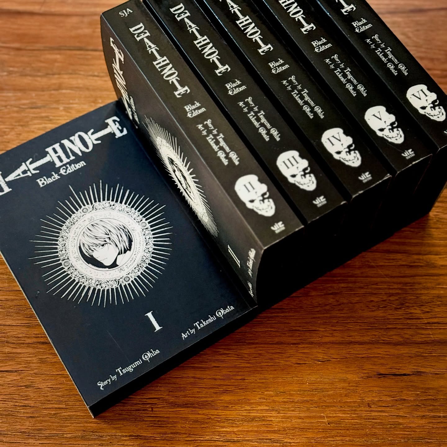 🖤💀 The Death Note Black Edition full collection — Volumes 1–6 — has arrived at Big Story! ❌SOLD❌
This striking manga set brings together Tsugumi Ohba & Takeshi Obata’s iconic cat-and-mouse supernatural thriller in the gorgeous oversized black-and-silver editions.
Perfect for collectors, manga fans, or anyone ready to fall into one of the most addictive stories ever written.
All 6 volumes — $70.
🖤 First come, first served!
📚 Used • Excellent condition • Hard to keep in stock!
#deathnote #deathnoteblackedition #manga #mangacollection #tsugumiohba #takeshiobata #mangashop #usedbooks #collectorsedition #otaku #pnwbooks #readmanga